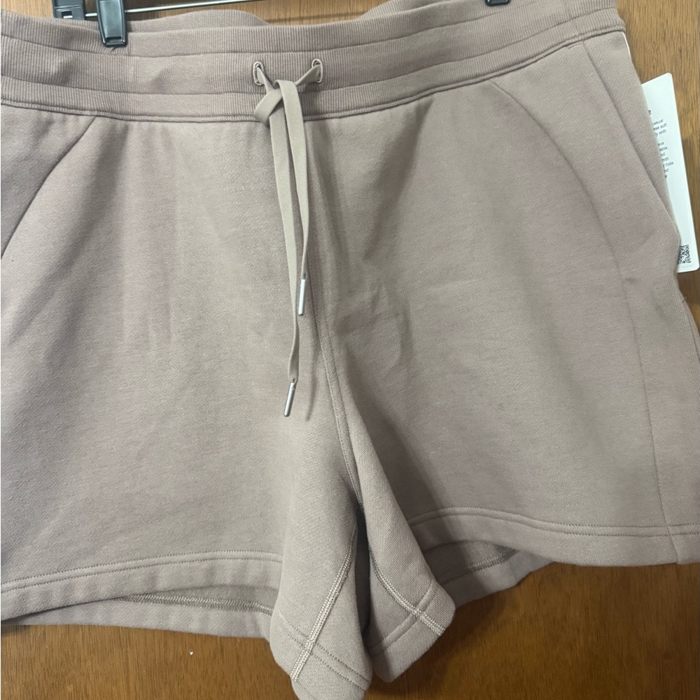 NWT Lululemon Scuba High-Rise Short 5" - Picture 3 of 4